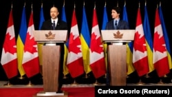 Денис Шмыгаль (слева) и Джастин Трюдо во время совместной пресс-конференции в Торонто, 11 апреля 2023