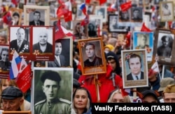 Ходи «Бесмертного полку» в Росії теж стали ідеологічними. Часто учасники несуть портрети зовсім невідомих їм людей