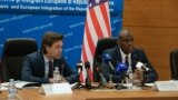 Ministrul de Externe Nicu Popescu și înaltul oficial american Dereck J. Hogan, la începutul reuniunii Dialogului Strategic SUA-R. Moldova. Chișinău, 15 martie 2023