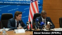 Ministrul de Externe Nicu Popescu și înaltul oficial american Dereck J. Hogan, la începutul reuniunii Dialogului Strategic SUA-R. Moldova. Chișinău, 15 martie 2023