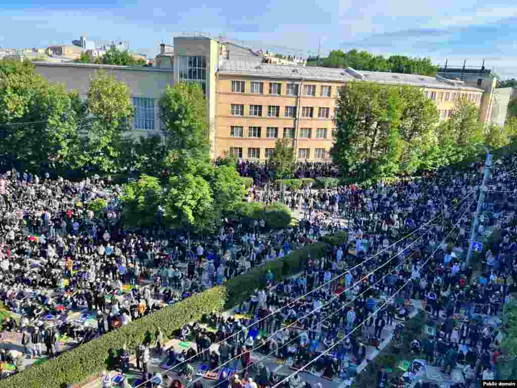 Петербургның Җәмигъ мәчетенә бәйрәм намазына 120 меңләп кеше килгән. Бөтен шәһәрдә гает намазында 250 меңләп мөселман катнашты дип хәбәр итте Петербург һәм Төньяк-Көнбатыш мөселманнары диния нәзарәте.