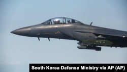 Винищувач F-15K ВПС Південної Кореї летить з ракетою Taurus під час навчань біля західного узбережжя країни. Ці ракети є на озброєнні принаймні трьох армій – Південної Кореї, Німеччини та Іспанії