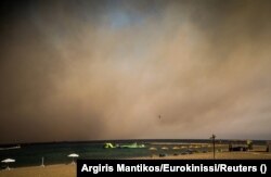 Në plazh i mbuluar nga tymi gjatë një zjarri të egër në Rodos, Greqi, më 22 korrik 2023.