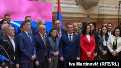 Poslanici vladajuće Srpske napredne stranke u holu parlamenta