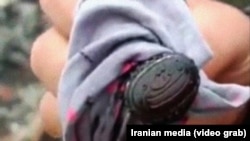 تصویر برگرفته از ویدئویی که انگشتر «پیداشده» در کنار جسد ابراهیم رئیسی را نشان می‌دهد