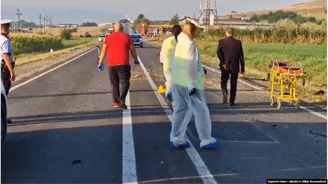 Trei tineri de 17, 18 și 25 de ani au murit sâmbătă noapte după ce au fost loviți în plin de mașina condusă de un șofer de 19 ani, aflat sub influența alcoolului. Captură video, cu cercetările la fața locului.