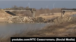 Взорванная российскими военными рукотворная дамба на Северо-Крымском канале, скриншот видео от 26 февраля 2022 года
