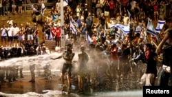 Policia përdori topa uji ndaj protestuesve që bllokuan autostradën Ayalon, pasi Parlamenti miratoi të hënën një projektligj për reforma në gjyqësor, që i pengon gjyqtarët të rrëzojnë vendimet e Qeverisë mbi bazën se ato janë "të paarsyeshme". Tel Aviv, Izrael, 24 korrik 2023.