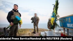 Український президент Володимир Зеленський на острові Зміїний у Чорному мору, де він записав відеозвернення з нагоди 500 днів масштабної війни України з Росією, липень 2023 року