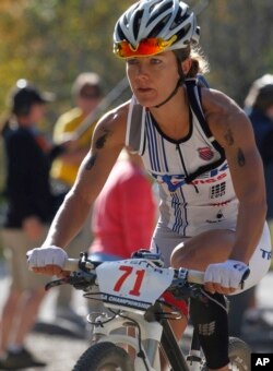 Лесли Патерсън кара планински велосипед по време на триатлона Xterra Nationals в ски курорта Сноубасин, САЩ, 24 септември 2011 г. Тогава завършва на второ място при жените, а същата година става световна шампионка в Мауи, въпреки че кара велосипеда си със спукана гума.