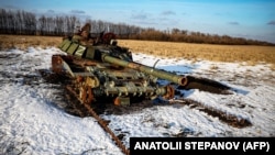 Уничтоженный Силами обороны Украины танк армии РФ на пшеничном поле. Харьковская область, 22 февраля 2023 года