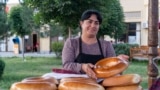 Продавщица лепешек в Самарканде