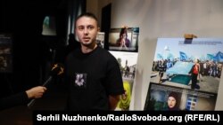 Вокалист группы &laquo;Антитіла&raquo; Тарас Тополя дает интервью Радіо Свобода на фоне фотовыставки&nbsp;
