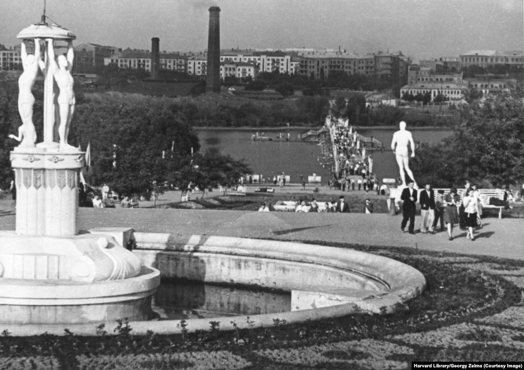 Një pamje mbi parkun Sherbakova në Donjeck tregon një urë që u ndërtua fillimisht nga xhenierët sovjetikë gjatë luftimeve për qytetin dhe më vonë u bë e përhershme. Parku u emërua fillimisht sippas Postyshev Petrovychit, një komunist që luajti një rol kyç në shkatërrimin e trashëgimisë fetare të Ukrainës dhe në Holodomor. Pasi Petrovych u ekzekutua më 1938, për shkak se ishte pjesë e një &quot;organizate trockiste (kritike e stalinizmit) të krahut të djathtë&quot;, parku u riemërua sipas funksionarit komunist Oleksandr Shcherbakov. &nbsp;