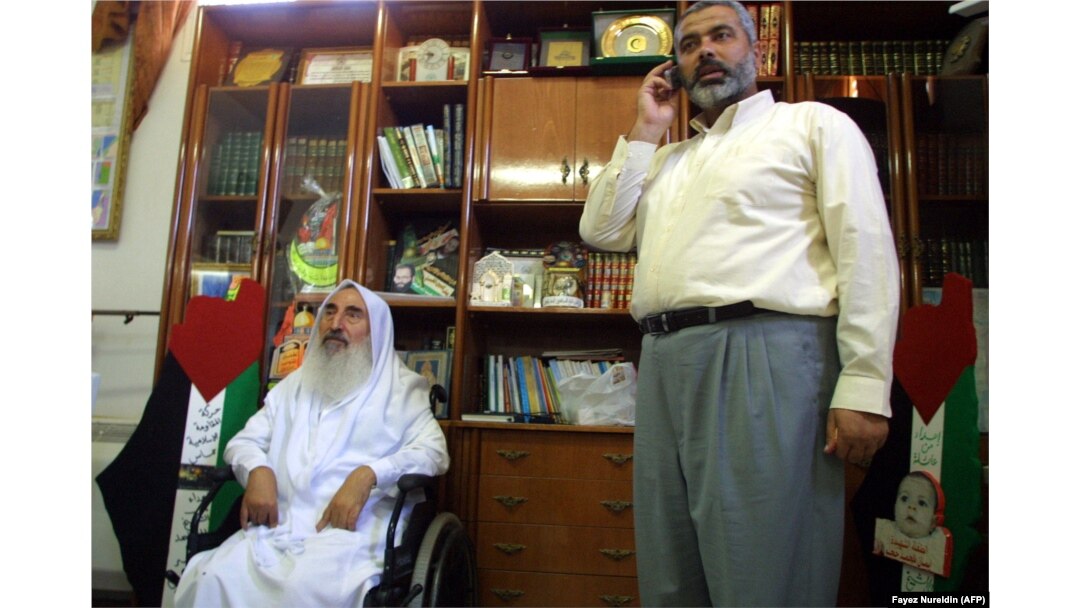 عکس آرشیوی از احمد یاسین، رهبر معنوی و بنیانگذار گروه افراطی حماس در کنار اسماعیل هنیه؛ غزه، ژوئن ۲۰۰۲