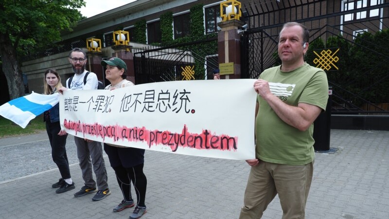 Антивоенные активисты из России вышли к посольству Китая в Варшаве на акцию против сотрудничества КНР и РФ 