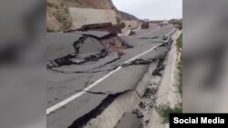 Разрушенный участок дороги Душанбе-Кульма в районе Ш. Шохин 