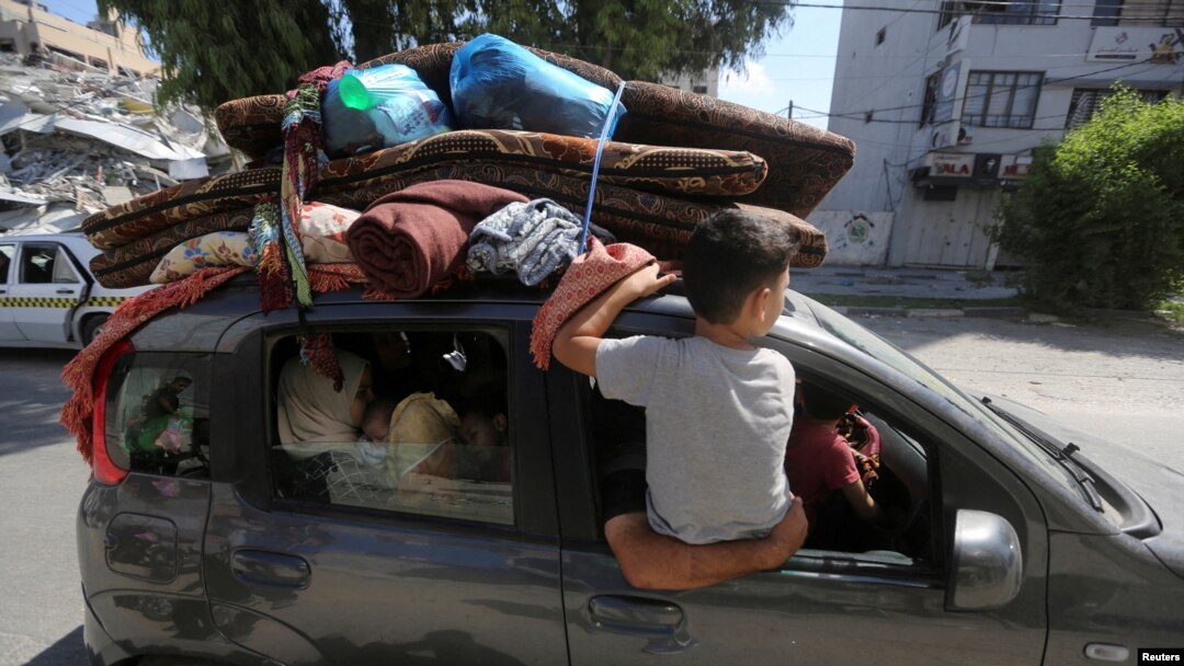 Palestinienii își părăsesc casele îndreptându-se spre partea de sud a Fâșiei Gaza după ce Israelul a cerut celor peste 1 milion de civili din nordul Fâșiei Gaza să se mute spre sud în termen de 24 de ore, în mijlocul conflictului israeliano-palestinian.