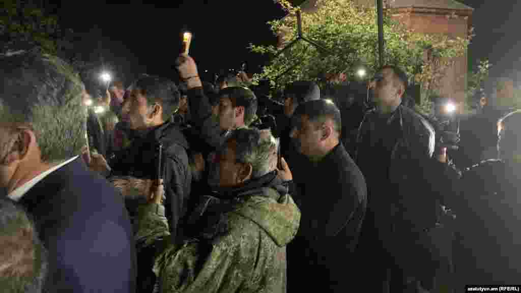 Az örmények sok helyen már előző este gyertyagyújtáson vesznek részt, mint például a képen látható emberek az ország északkeleti részén fekvő Tavus faluban.&nbsp;Magyarország még nem ismerte el hivatalosan az örmény népirtást