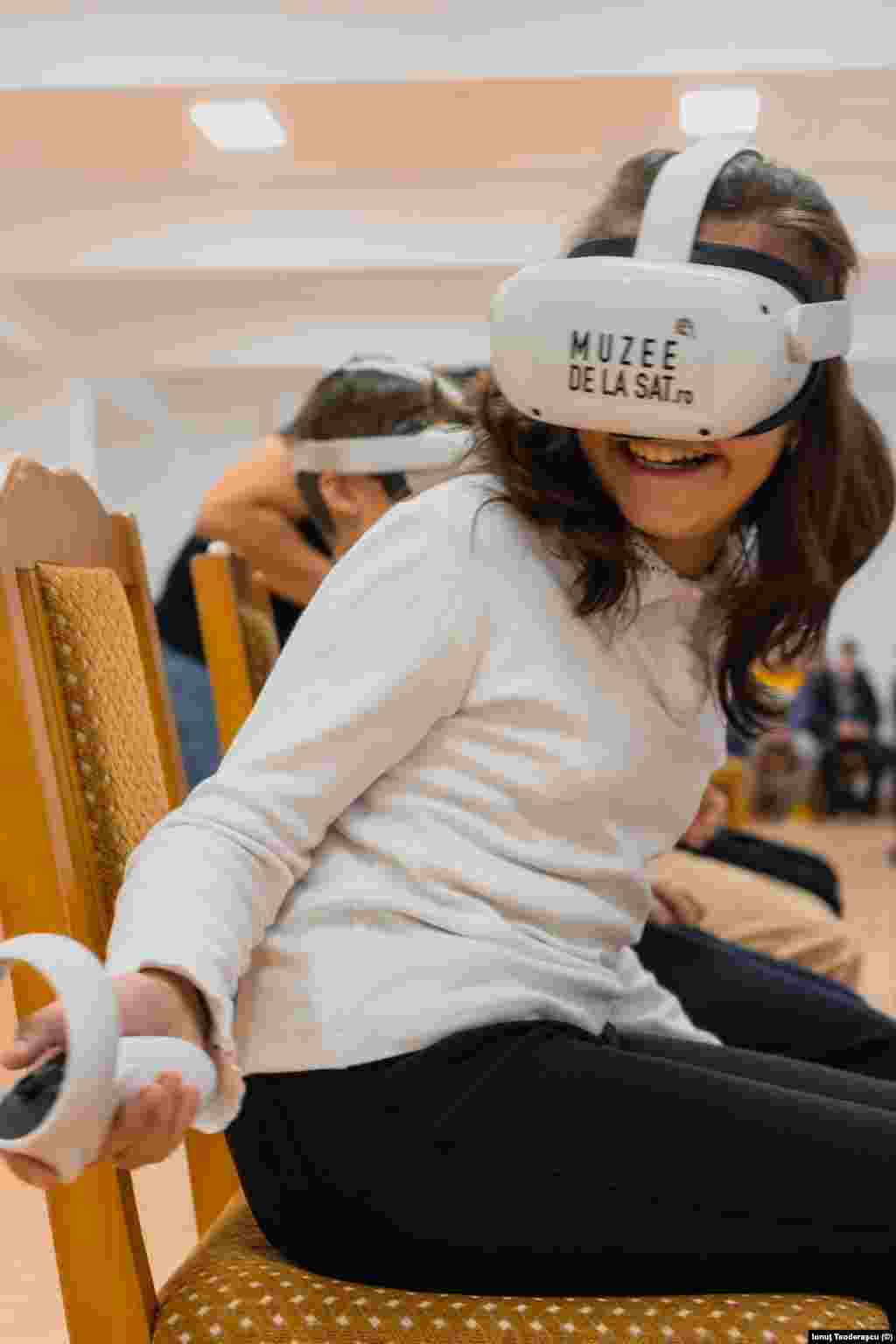 Aproape 1 000 de elevii din 10 școli din medii vulnerabile vor explora tururi virtuale ale muzeelor prin intermediul ochelarilor de realitate virtuală (VR). Proiectul este demarat împreună cu Teach for Romania, o organizație non-guvernamentală din domeniul educației.&nbsp;