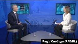 Генералният секретар на НАТО Йенс Столтенберг (вляво) разговаря с журналист на RFE/RL в Брюксел на 3 април.