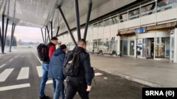 Pripadnici Službe za poslove sa strancima tokom jedne od akcija prinudne deportacije iz BiH na Međunarodnom aerodromu Sarajevo, mart 2023.