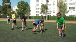 „Itt minden gyereknek van háborús tapasztalata” – Amerikai focival erősítik az ukrán iskolások mentális egészségét 