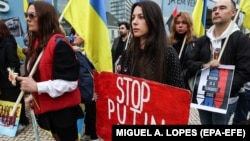Ukrainians protest in front of the Brazilian Embassy in Lisbon on April 21.