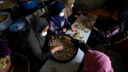 Unatoč ratu raseljeni Palestinci peku kolače za proslavu Bajrama