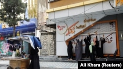  Жени затварят салона си за хубост в Кабул, Афганистан. 24 юли 2023 година 