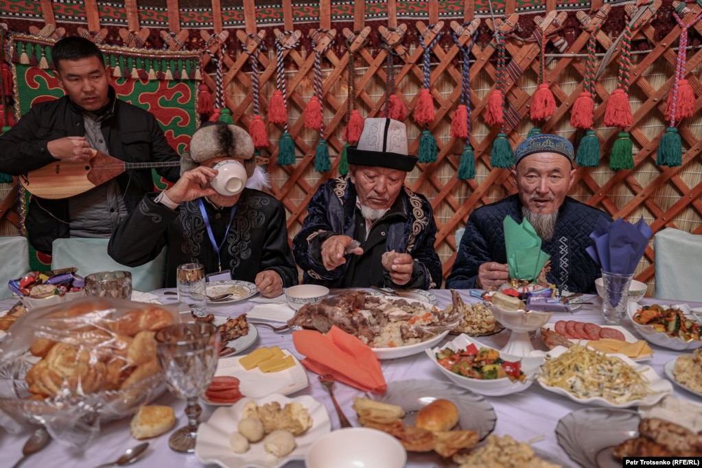 Stërvitësit e shpendëve marrin pjesë tryezën me ushqime tradicionale kazake gjatë një pushimi midis garave.