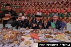 A madarászok hagyományos kazah ételeket fogyasztanak a versenyek közötti szünetben