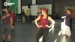 "Я буду танцевать под музыку войны". В Харькове, несмотря на российские обстрелы и блэкауты, хореограф учит детей в студии-укрытии