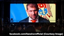 Ilan Șor adresându-se prin video unei adunări de suporteri în primăvara anului 2023. 