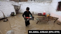 د پېښور يو کور ته د سېلاب اوبه ننوتې دي - انځور د اپريل د میاشتې دی.