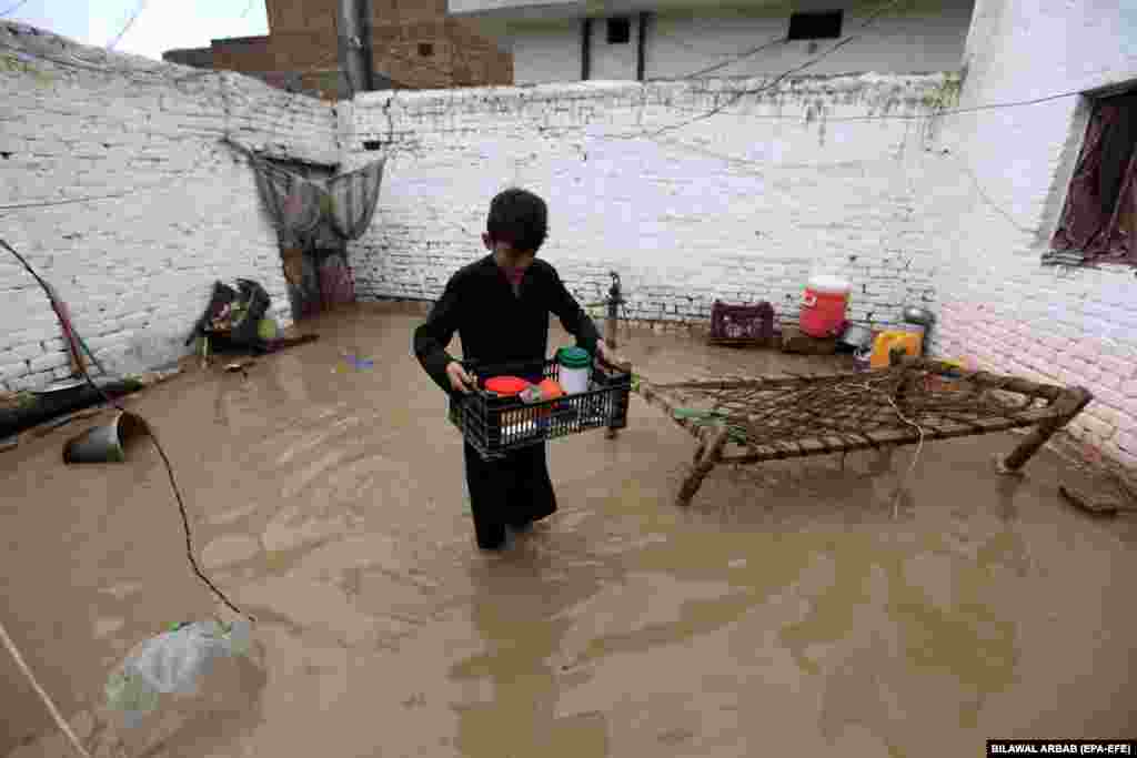 &nbsp; پس از آن که باران های شدید در سه روز در پشاور و مناطق اطراف آن بارید٬ هنوز هم سطح آب در این شهر بلند است . این تصویر به تاریخ ۱۵ اپریل در یکی از منازل مسکونی در پشاور برداشته شده است.&nbsp;