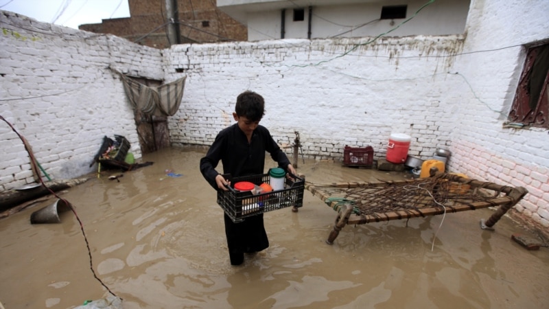 Грмотевици и поплави во Пакистан - загинаа 39 лица