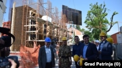 Ministar graditeljstva i prostornog uređenja Branko Bačić obišao je u utorak 23. svibnja radove obnove i postpotresne sanacije u Sunji i Petrinji.