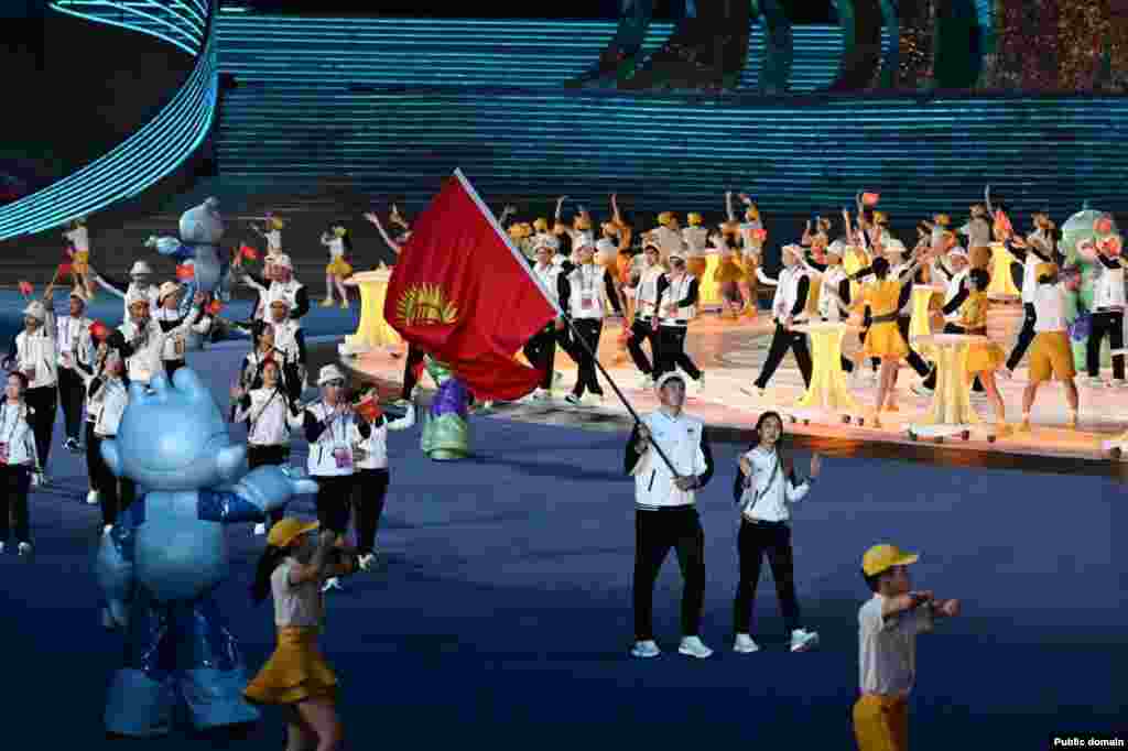 Кыргызстан курама командасы Азия оюндарынын ачылыш аземинде. Азия оюндарына Кыргызстандан 164 спортчу катышат.&nbsp;