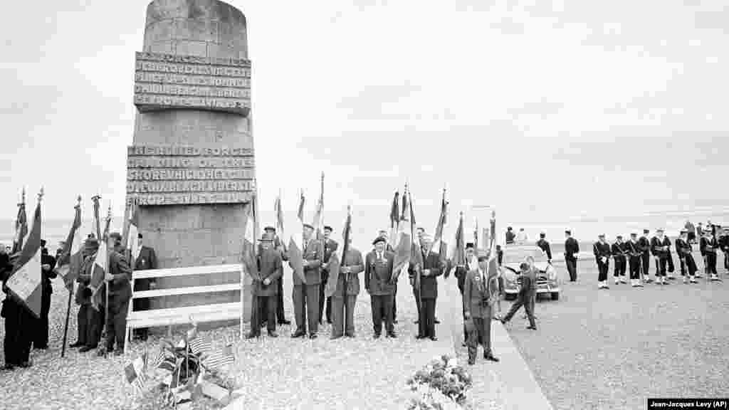 A szövetségesek D-napi partraszállásának huszadik évfordulója 1964. június 6-án a modern megemlékezésekhez képest szerény volt. A világ számos vezetője ma már a D-napi ünnepségeket kulcsfontosságú politikai és diplomáciai eseménynek tekinti, de június 6-a nem volt mindig piros betűs ünnep