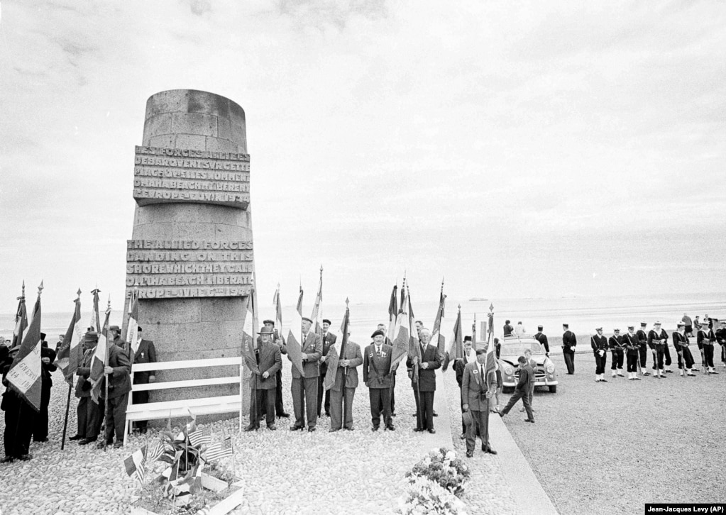 Shënimi i 20-vjetorit të Ditës D, më 6 qershor 1964, ishte një ngjarje modeste në krahasim me përkujtimet moderne. Shumë nga liderët e botës tani i shohin ngjarjet që shënojnë Ditën D, si raste vendimtare politike dhe diplomatike, por 6 qershori nuk ishte gjithmonë aq i ndjekur dhe u deshën disa dekada që kjo datë të bëhej një ditë përkujtimore me shkronja të kuqe.