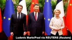 Президент Франції Емманюель Макрон (ліворуч), голова Китаю Сі Цзіньпін і голова Європейської комісії Урсула фон дер Ляєн. Пекін, 6 квітня 2023 року