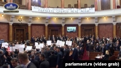 Predstavnici vlasti u odgovoru opoziciji svojim transparentom
