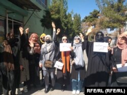 تعدادی از زنان معترض که خواهان اعاده حقوق زنان و دختران در افغانستان اند