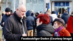 Igor Dodon în compania unor simpatizante în timpul unui protest antiguvernamental organizat de partidul său, PSRM, pe 7 februarie 2024