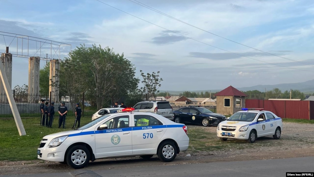 Топтық порно орыс тілінде Кішкентай пенис және үлкен жамбас