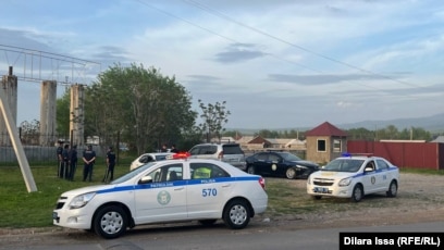 Үйде ұйықтап жатқан адамдарға қол тигізіп, шешіндіріп жатыр