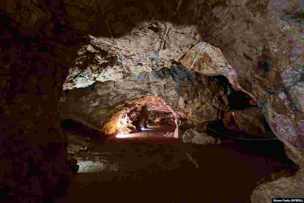 Osvetljeni tuneli pećine.