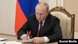 Legislația semnată la 14 februarie de Putin vizează mai ales emigrația recentă - rușii care au fugit din țară ca să nu fie duși la oaste sau să nu participe în vreun fel la fărădelegile regimului. 