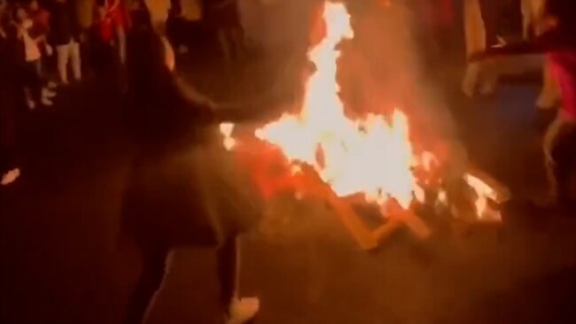 Iranke pale marame tokom Festivala vatre